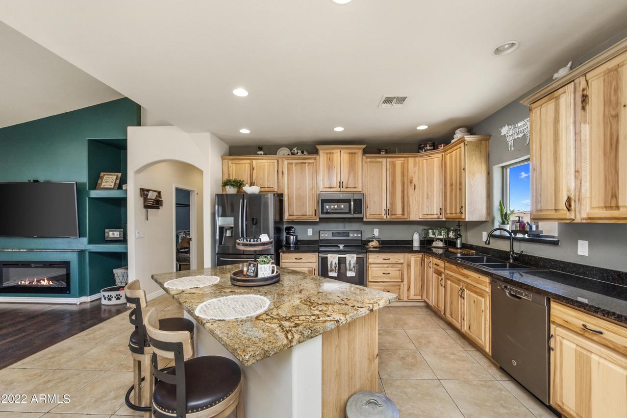 10930 S Banjo Way, Mayer, AZ 86333