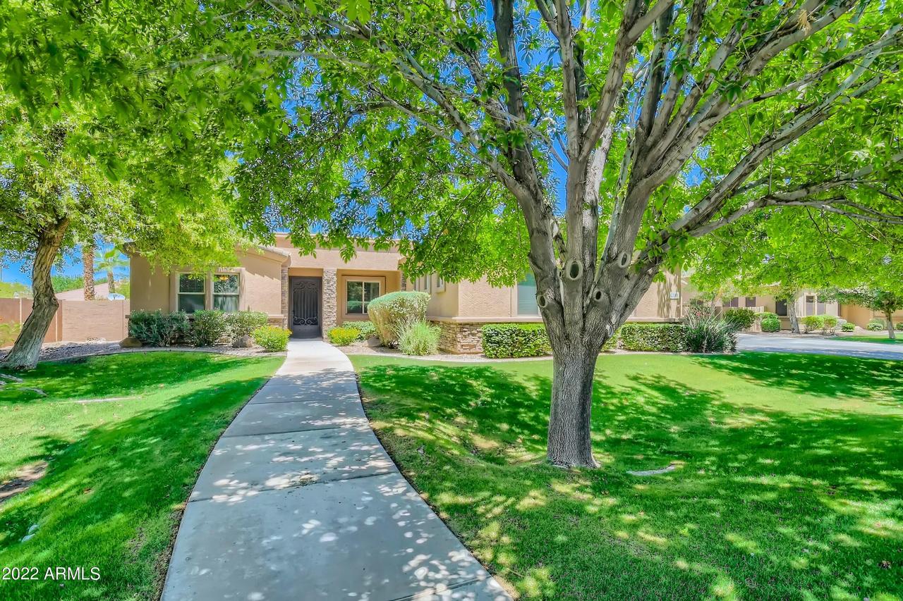 2810 E Desert Ln., Phoenix, AZ 85042