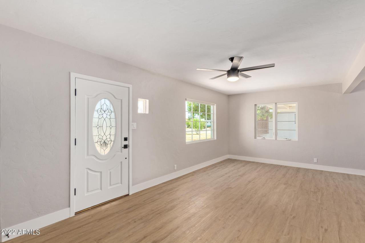 2011 W Earll Dr., Phoenix, AZ 85015