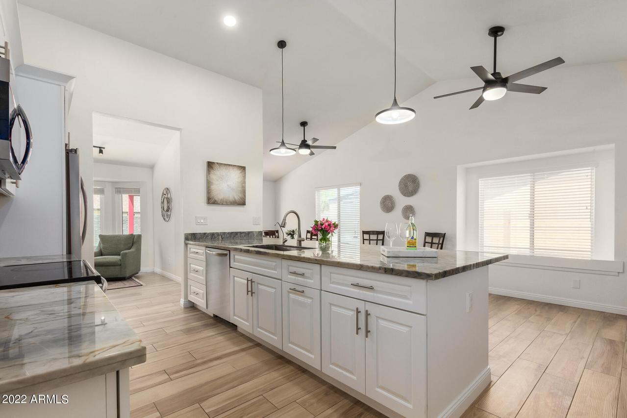 5112 W Freeway Ln., Glendale, AZ 85302