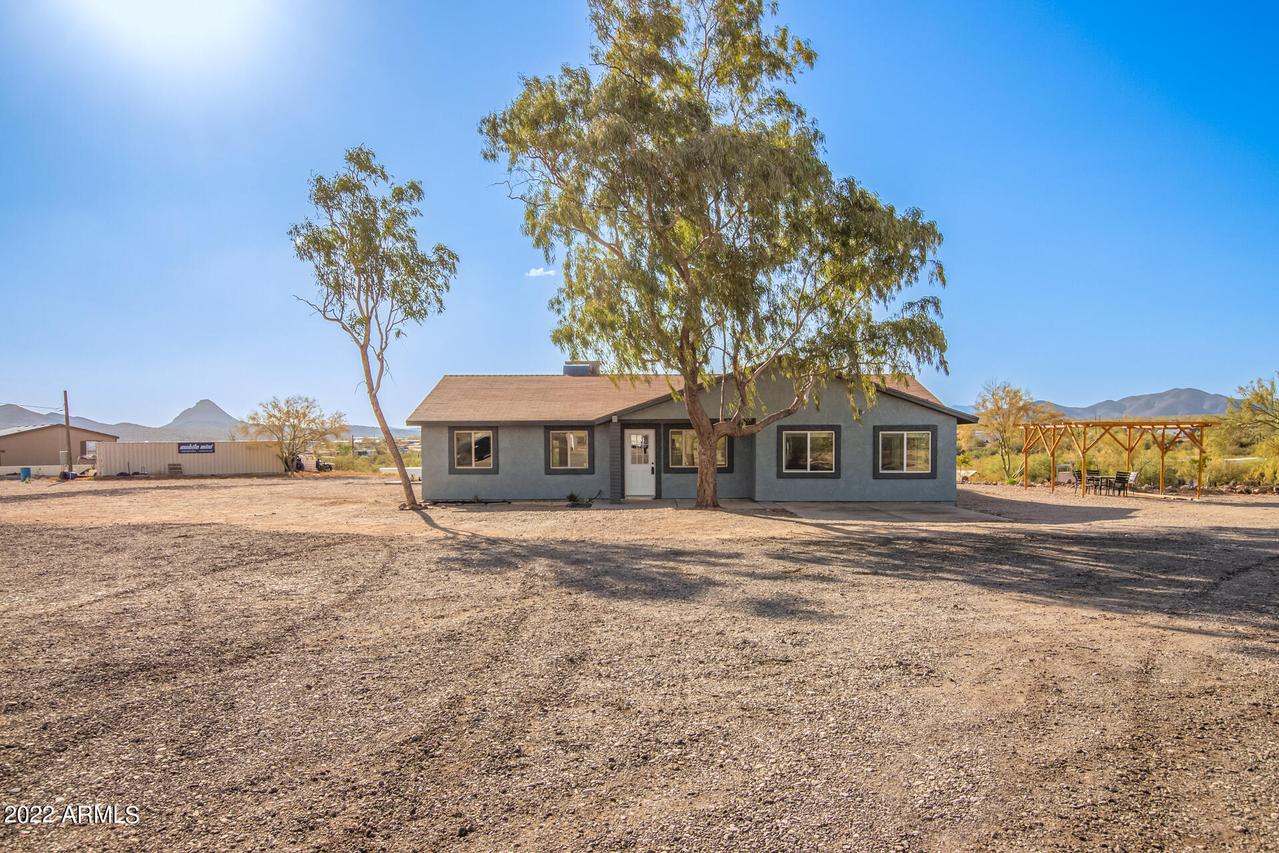 45206 N 10th St., New River, AZ 85087