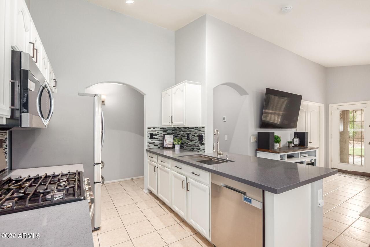 983 E Palomino Way, San Tan Valley, AZ 85143