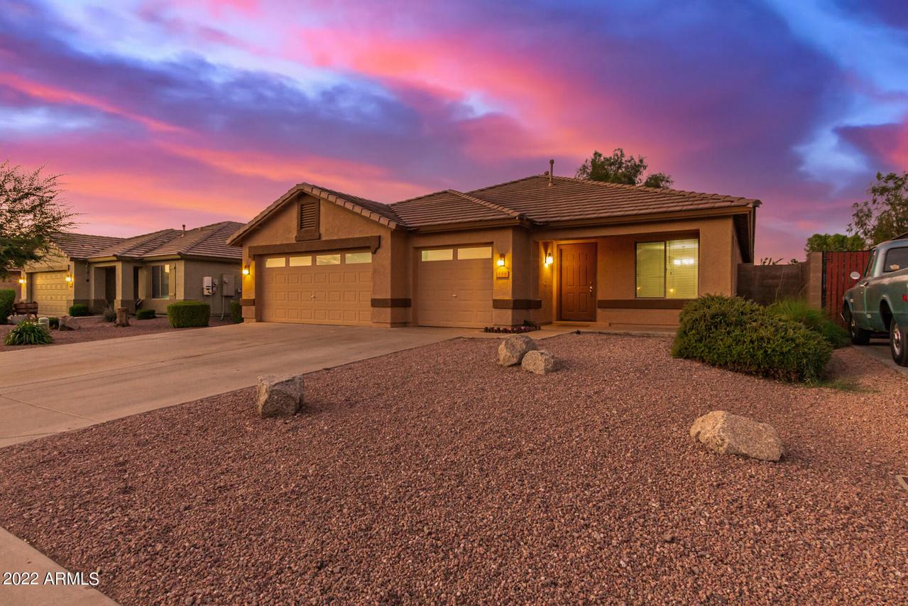 690 W Jersey Way, San Tan Valley, AZ 85143