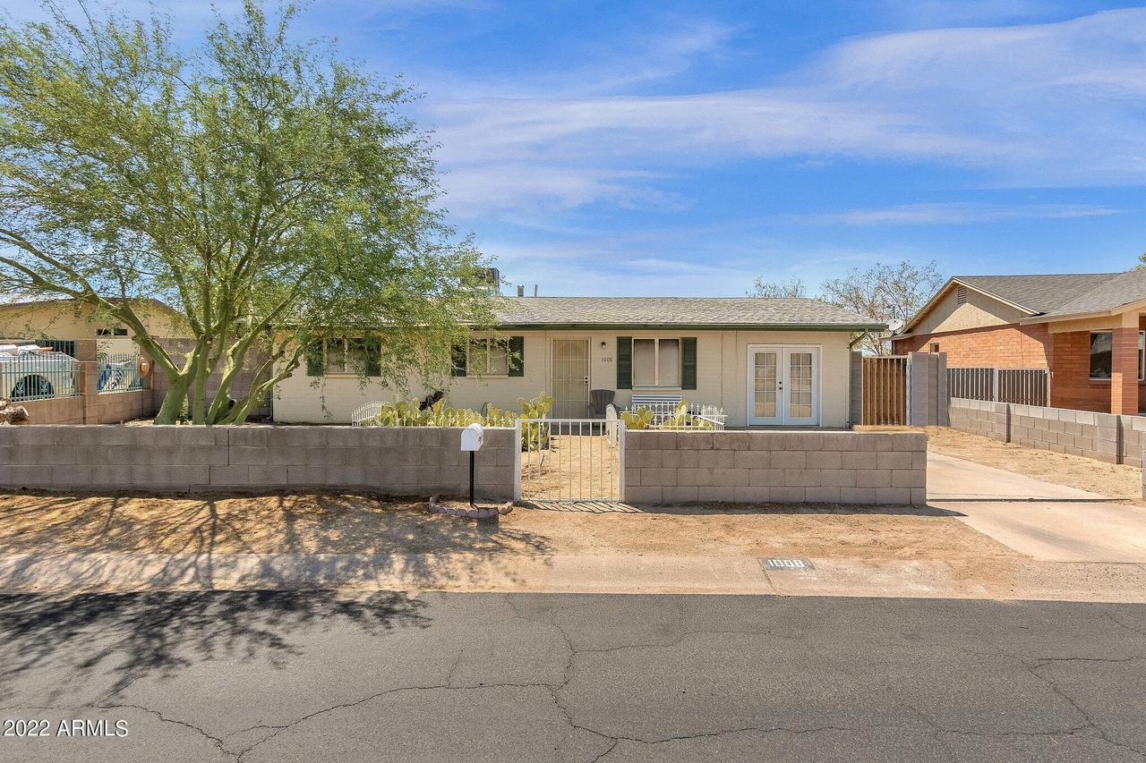 1008 E Desert Ln., Phoenix, AZ 85042
