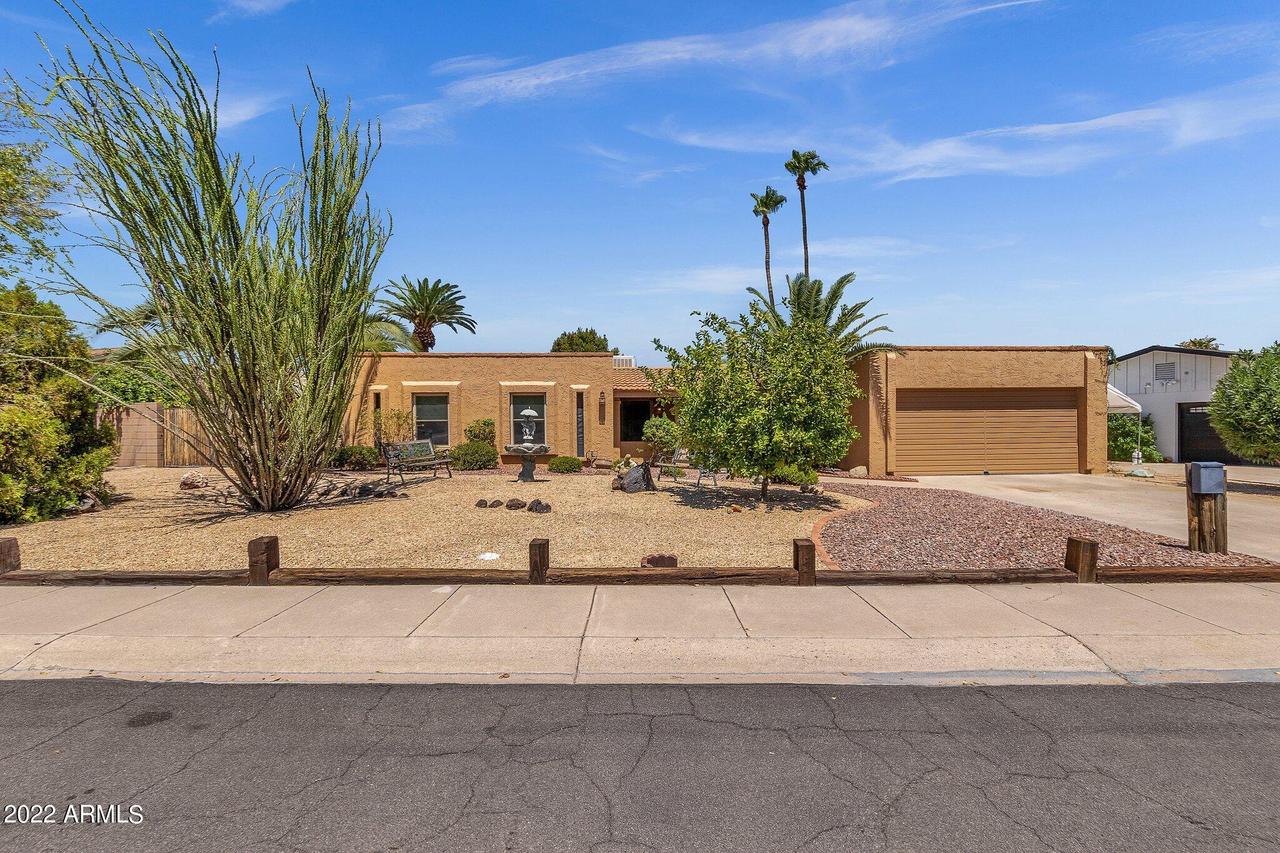 2902 E Laurel Ln., Phoenix, AZ 85028