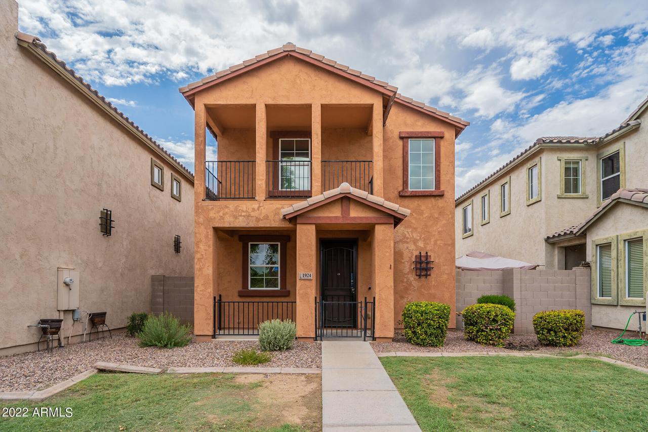 1924 N 77th Glen, Phoenix, AZ 85035