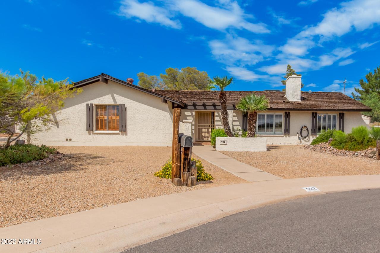 902 E Country Gables Dr., Phoenix, AZ 85022