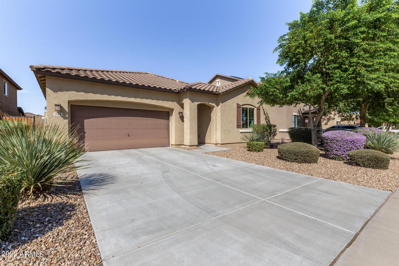 742 W Desert Glen Dr., San Tan Valley, AZ 85143