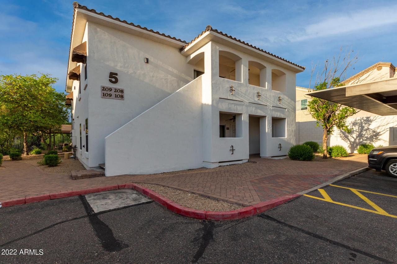 2950 W Louise Dr. #208, Phoenix, AZ 85027