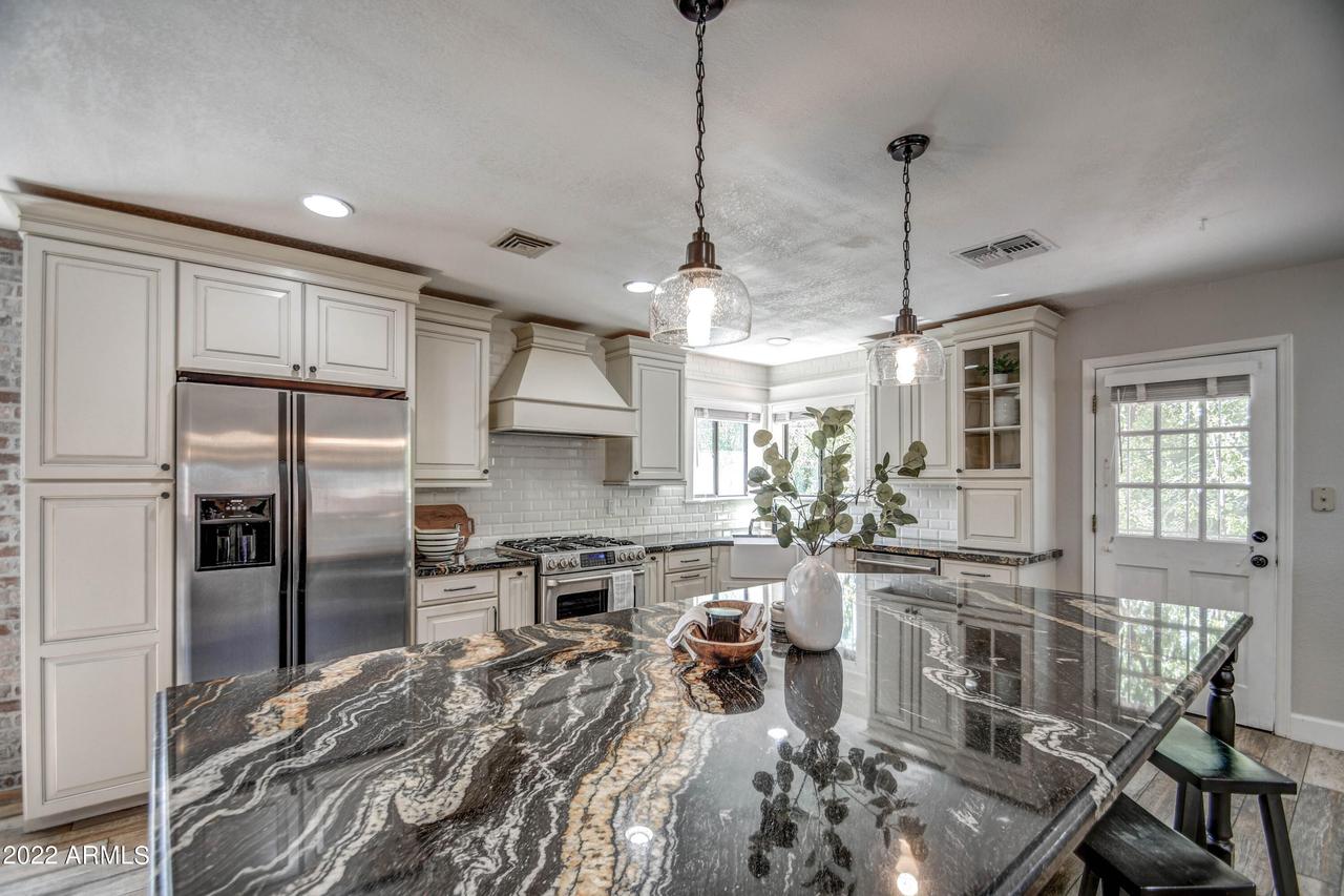 639 W Contessa Cir., Mesa, AZ 85201