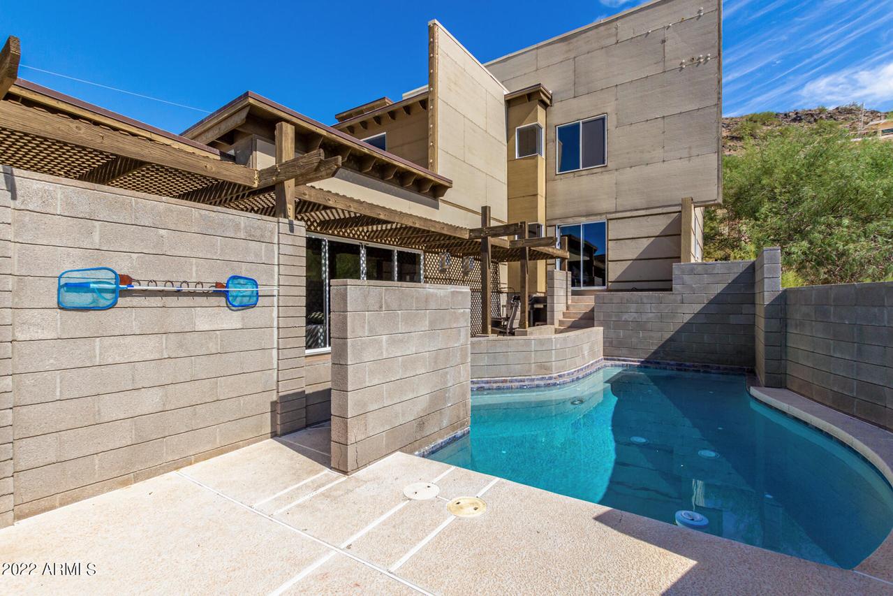 202 E Saddle Ln., Phoenix, AZ 85020