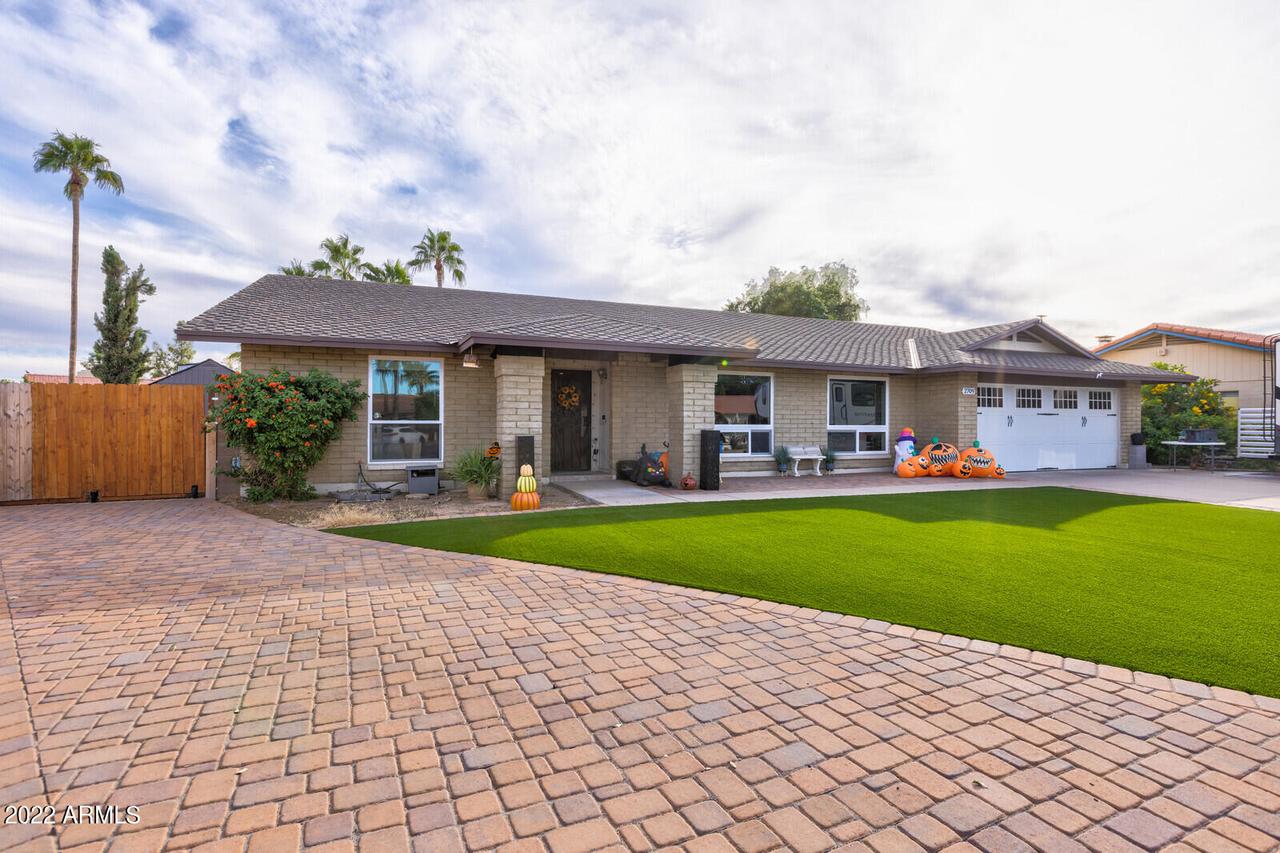 2709 E Laurel Ln., Phoenix, AZ 85028