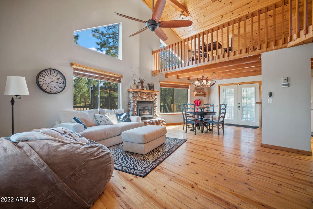 2904 Cedar Ridge Cir., Overgaard, AZ 85933