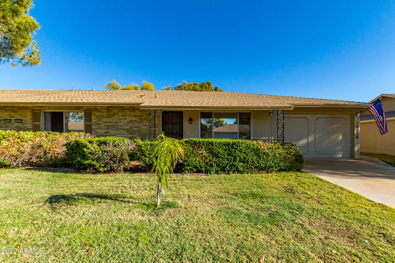 19039 N Signal Butte Cir., Sun City, AZ 85373