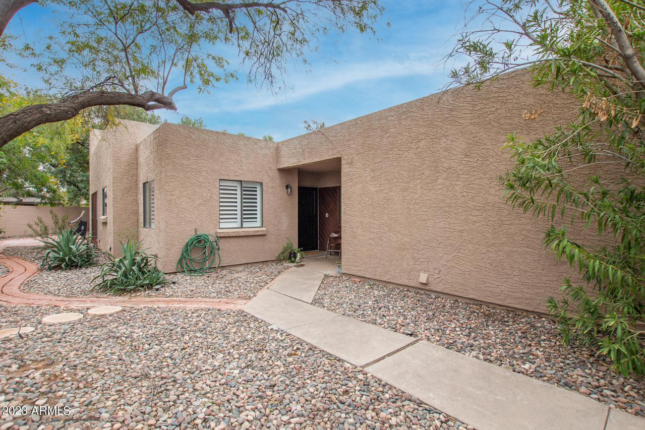 27 E Redondo Dr., Tempe, AZ 85282