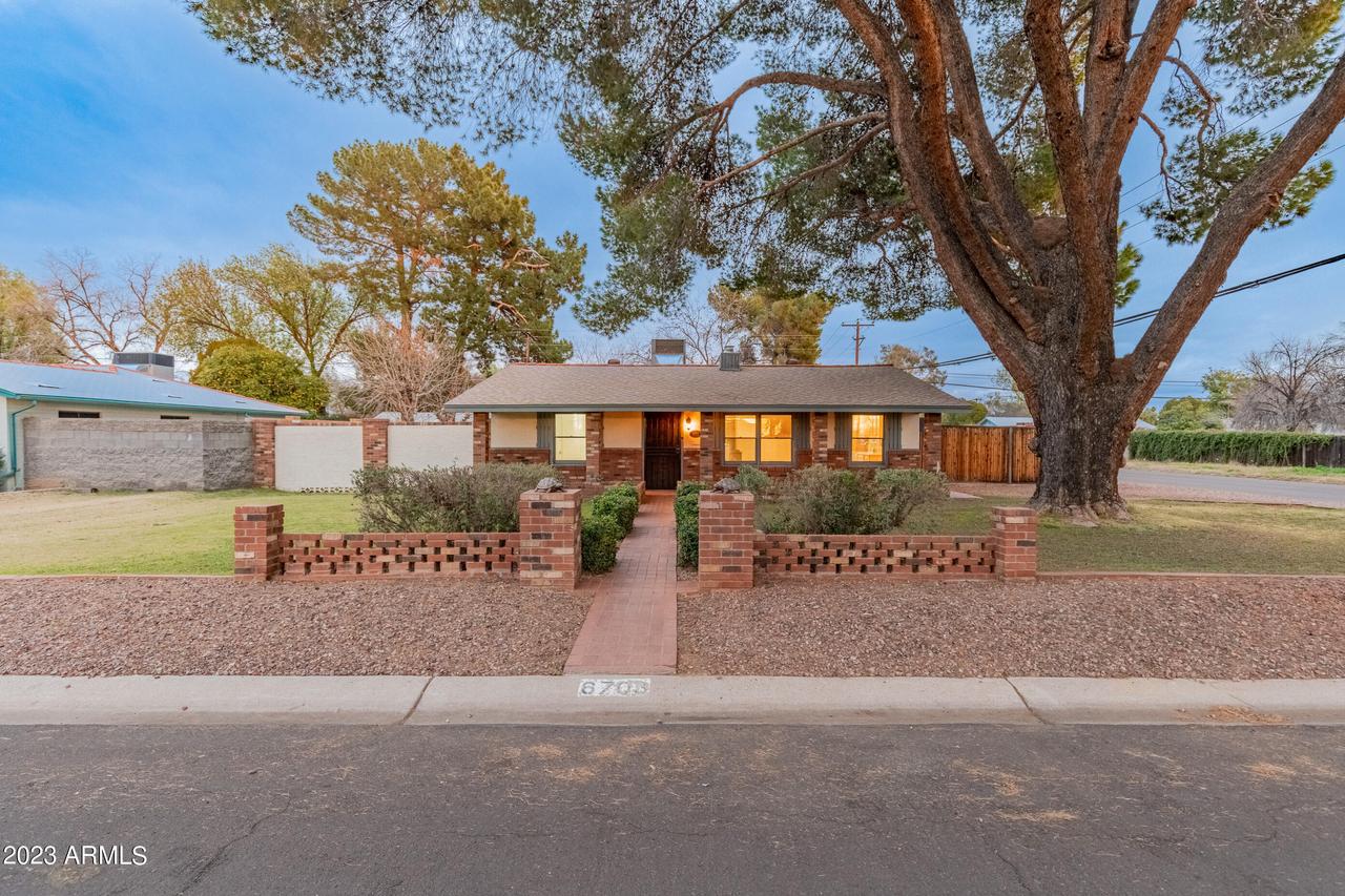 6703 N 11th Ave., Phoenix, AZ 85013
