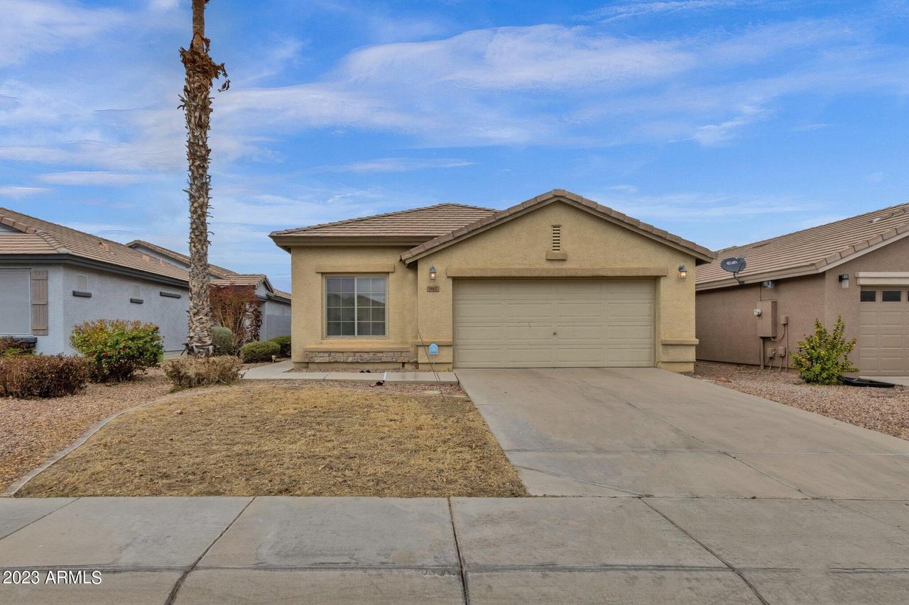 942 W Desert Hills Dr., San Tan Valley, AZ 85143