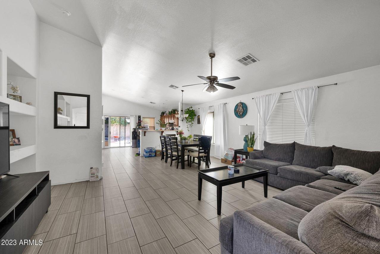 7211 W Raymond St., Phoenix, AZ 85043
