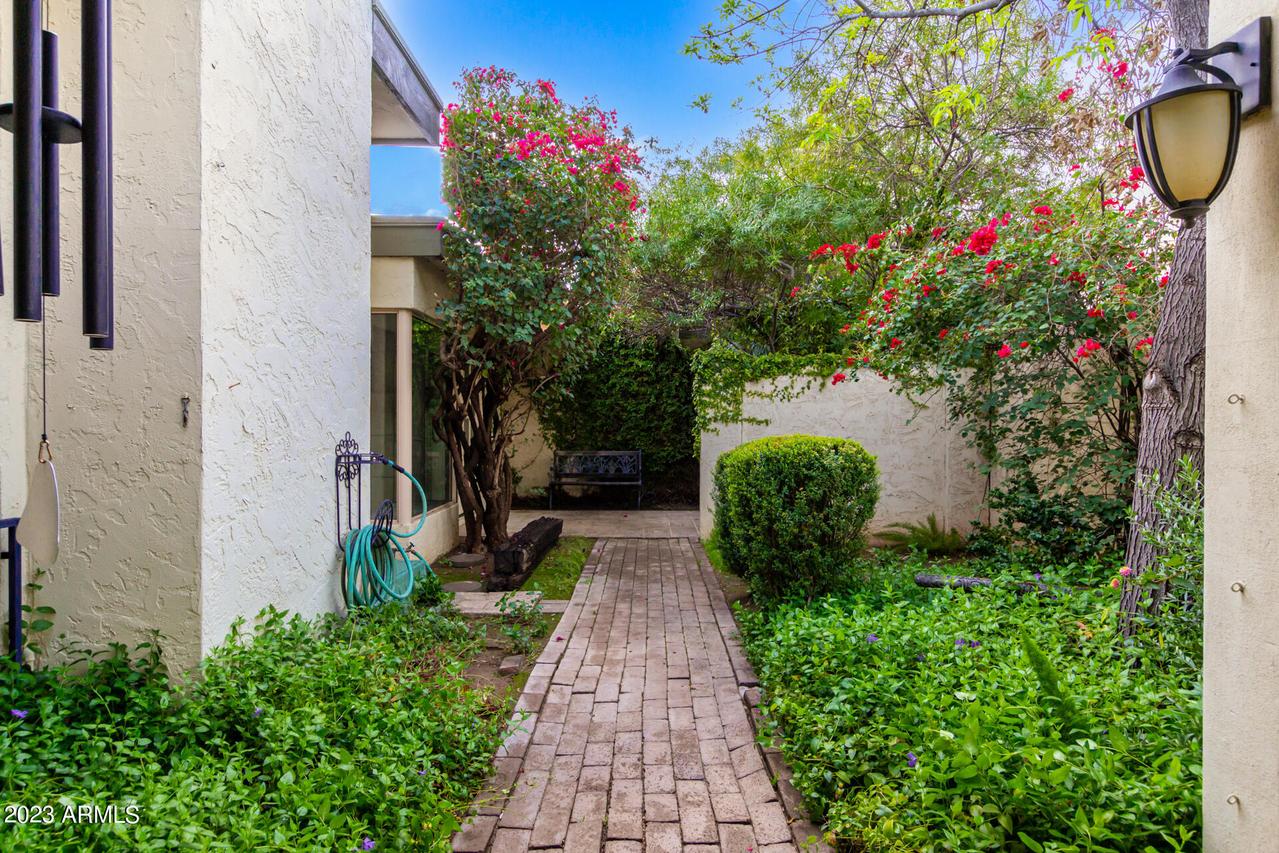 25 E Echo Ln., Phoenix, AZ 85020