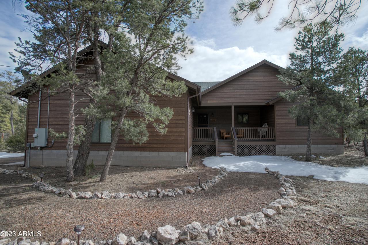 1979 Rim View Ln., Overgaard, AZ 85933