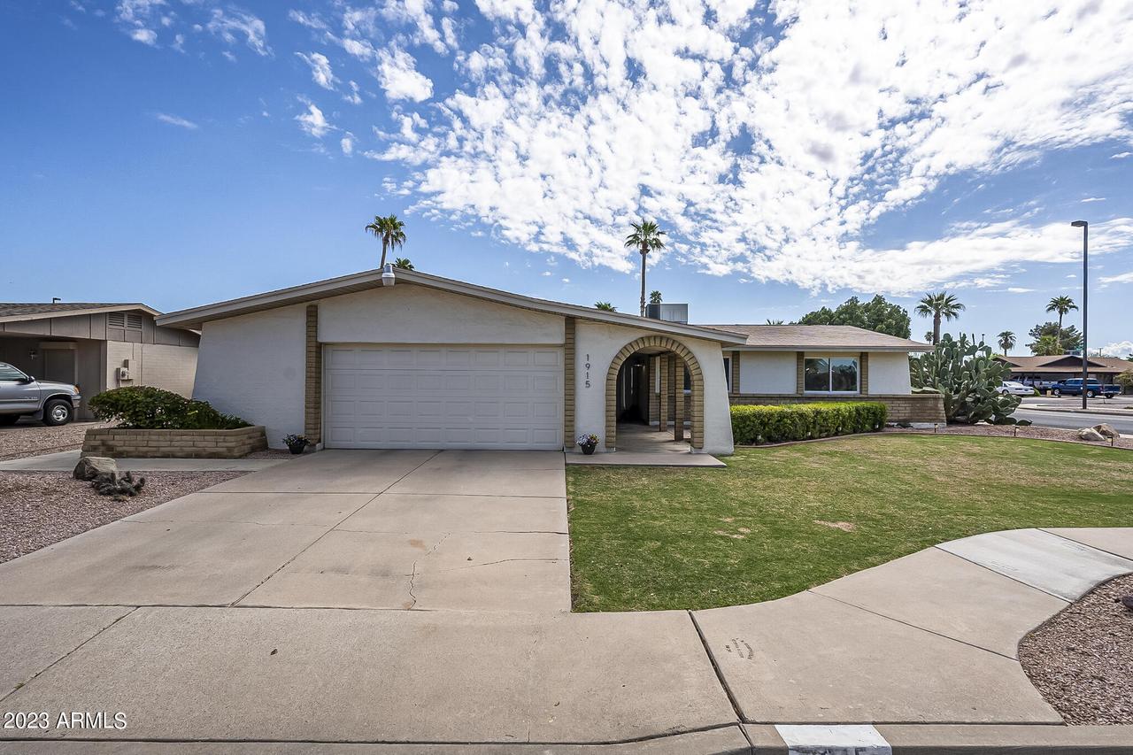 1915 S El Marino Cir., Mesa, AZ 85202