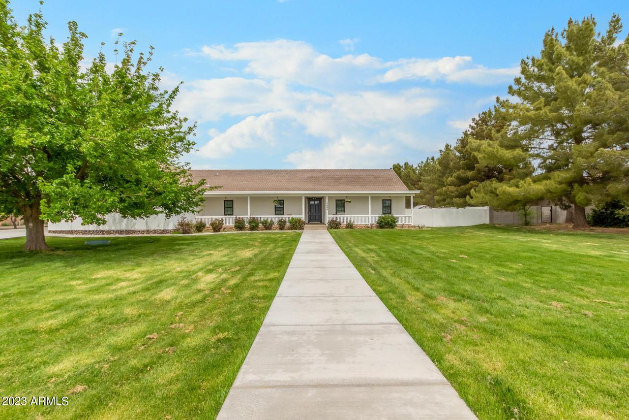 1696 E Country Ln., Gilbert, AZ 85298