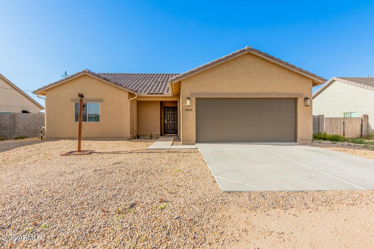 5695 E Santa Clara Dr., San Tan Valley, AZ 85140