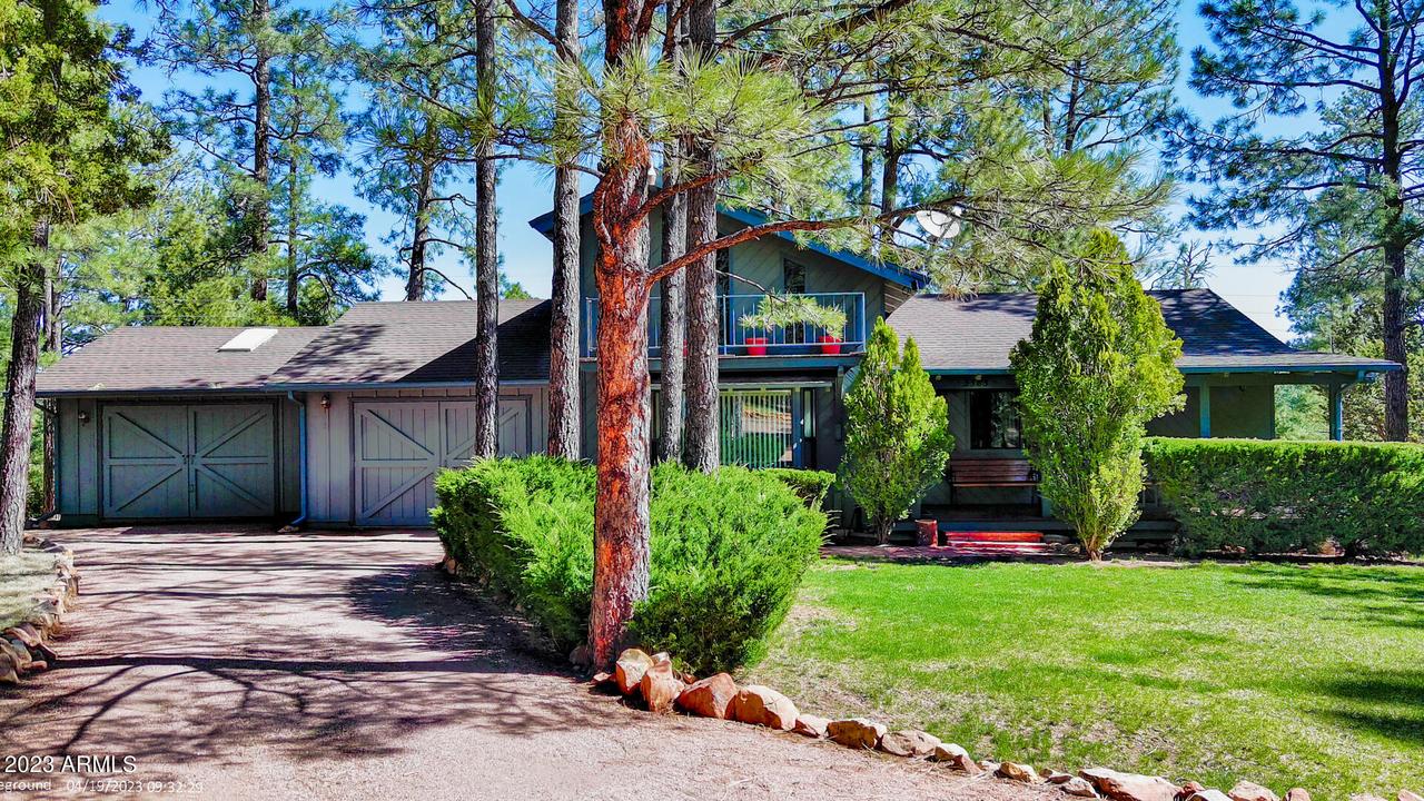 3385 Pine Cone Dr., Overgaard, AZ 85933