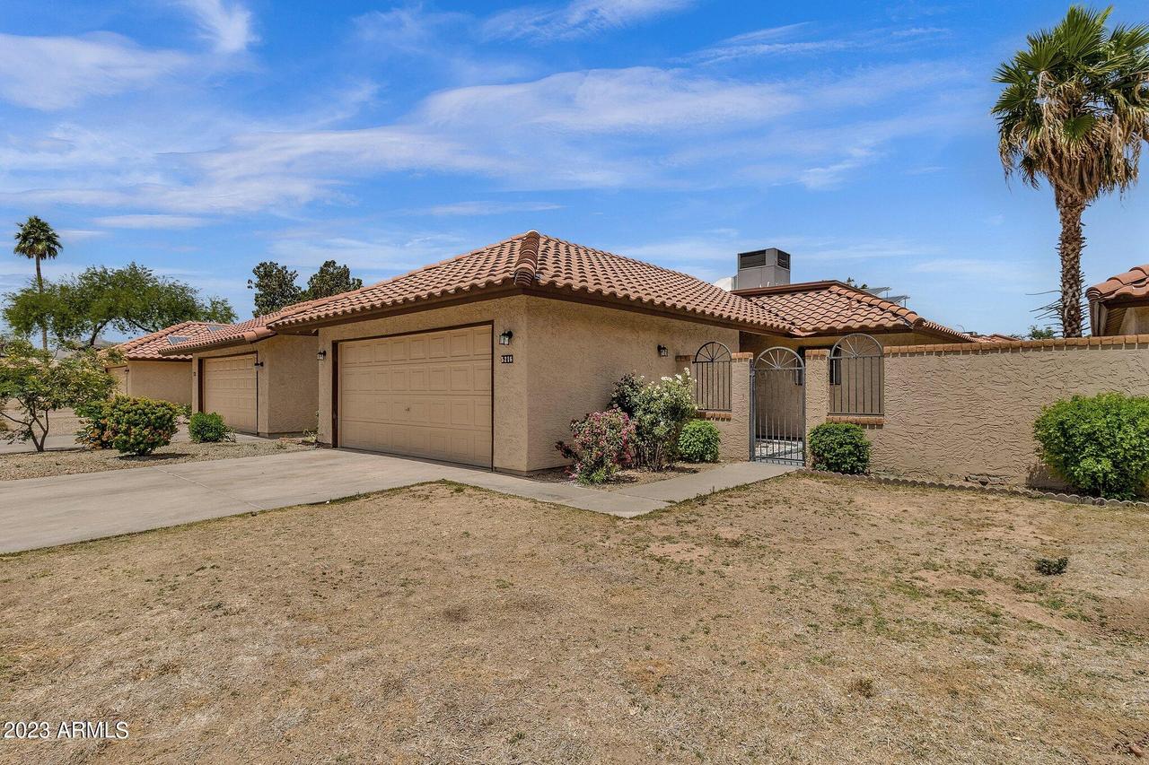 5216 E Half Moon Dr., Phoenix, AZ 85044