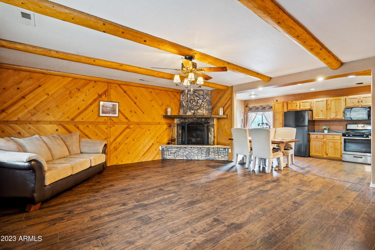 2722 Bain Tr., Overgaard, AZ 85933