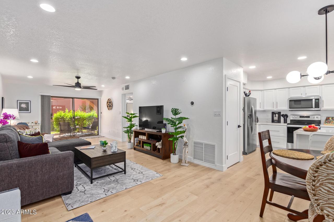 12222 N Paradise Village Pkwy. #123, Phoenix, AZ 85032