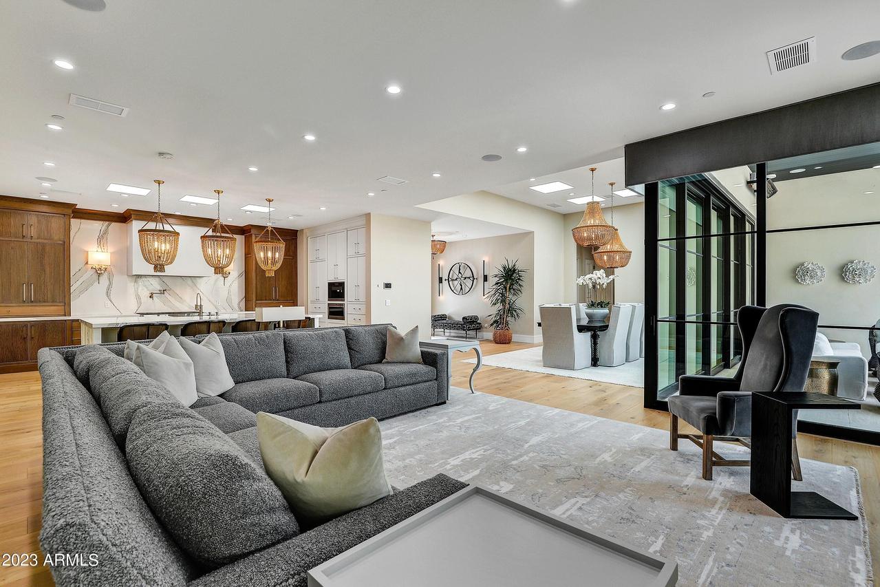 5648 N Scottsdale Rd., Paradise Valley, AZ 85253