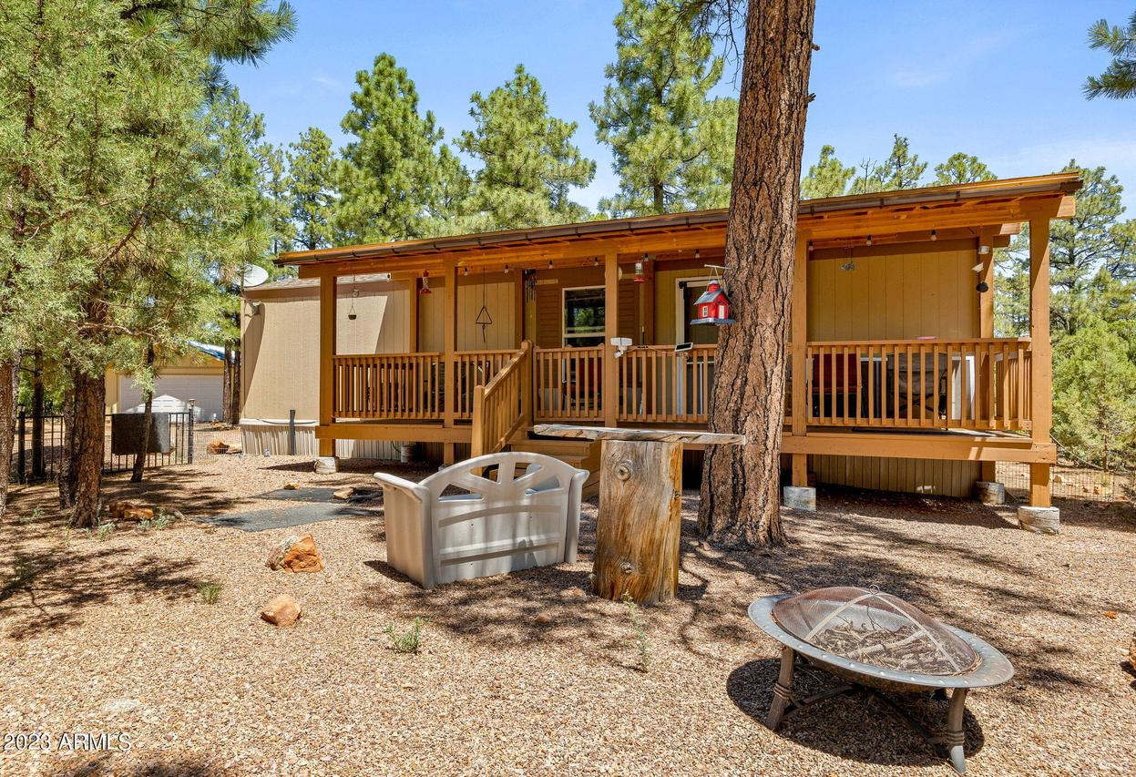 2711 Hooks Way, Overgaard, AZ 85933