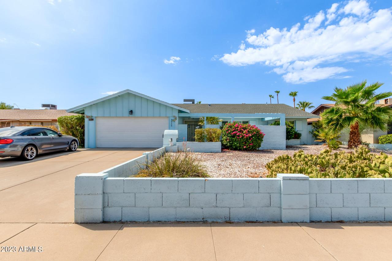 3515 W Saint Moritz Ln., Phoenix, AZ 85053