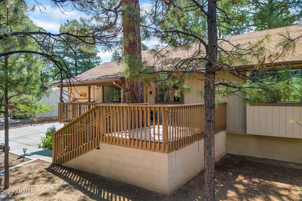 1911 Twin Pines Tr., Overgaard, AZ 85933