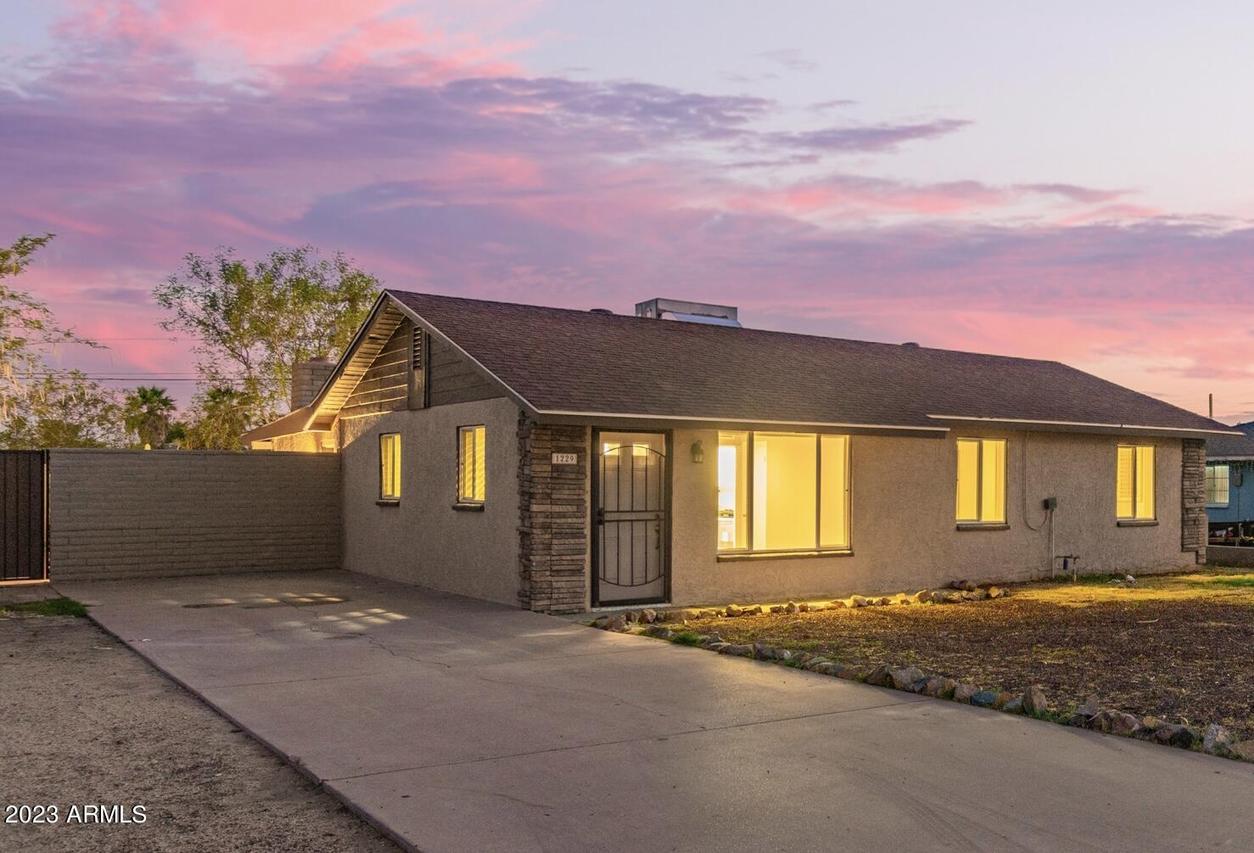 1229 E Mission Ln., Phoenix, AZ 85020