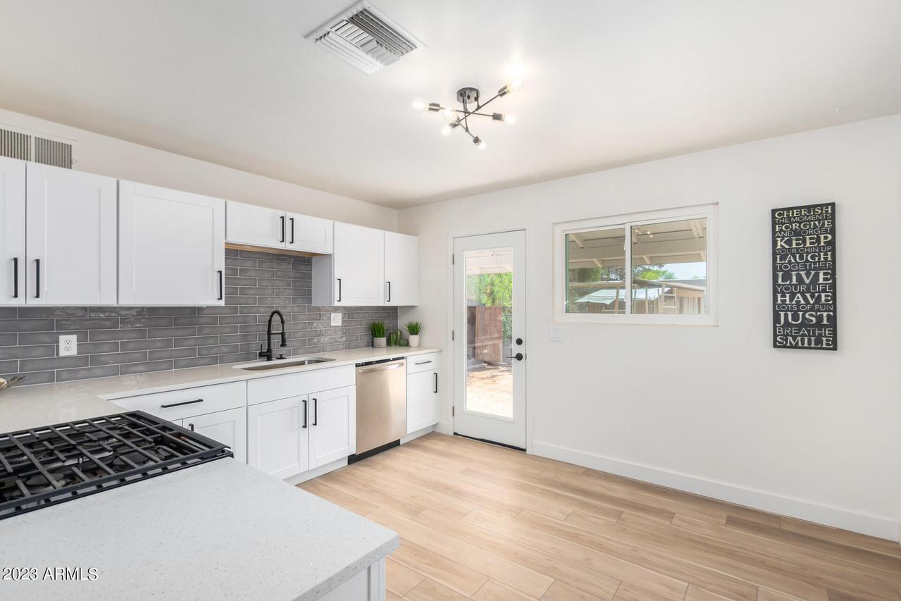 6325 N 65th Dr., Glendale, AZ 85301