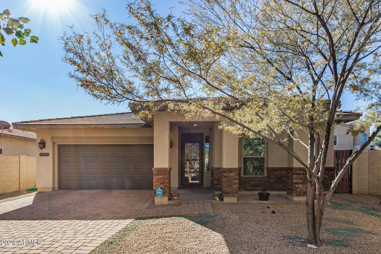 1527 E Apollo Rd., Phoenix, AZ 85042