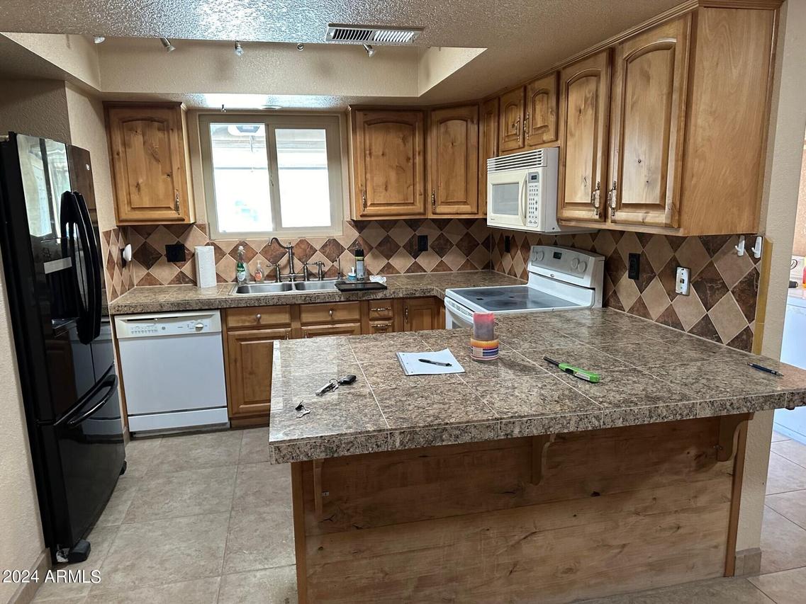 806 N Almond Cir., Mesa, AZ 85213