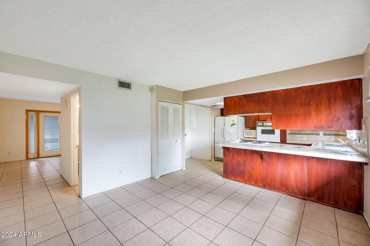 6537 N 44th Ave., Glendale, AZ 85301