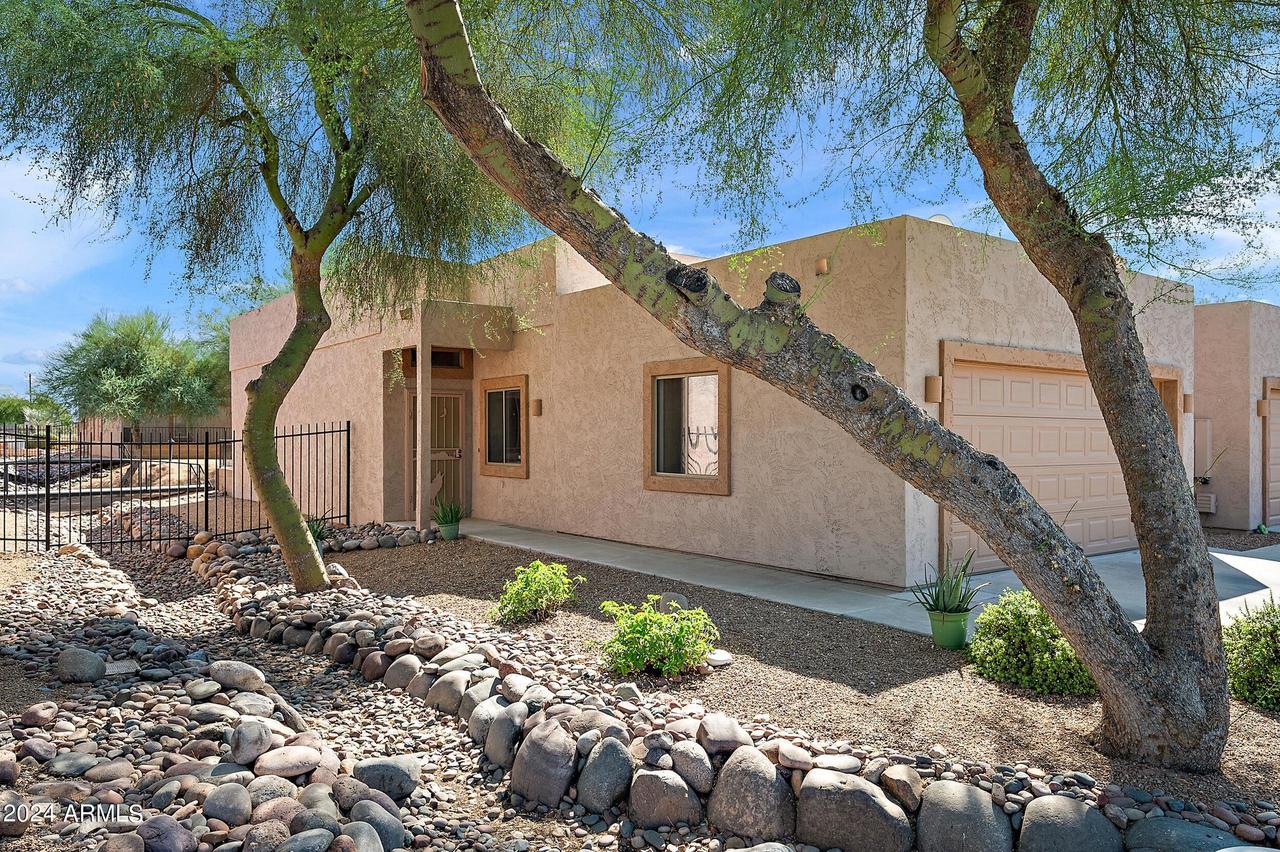 913 S Apache Dream Way, Apache Junction, AZ 85120