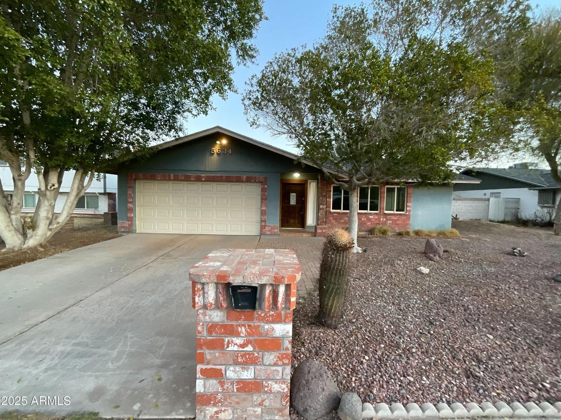 5634 W Zoe Ella Way, Glendale, AZ 85306