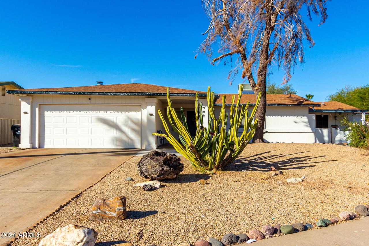 906 W Danbury Rd., Phoenix, AZ 85023