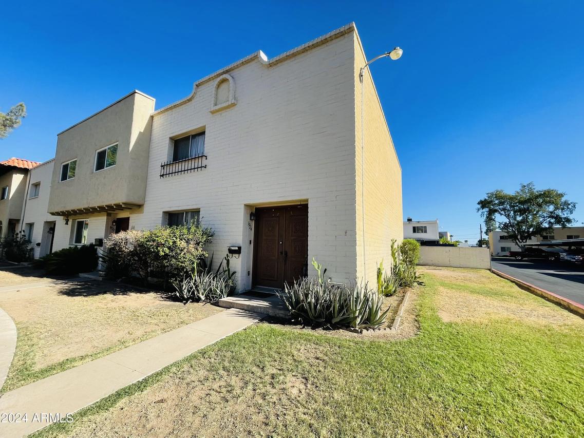 1924 W Hazelwood Pkwy., Phoenix, AZ 85015