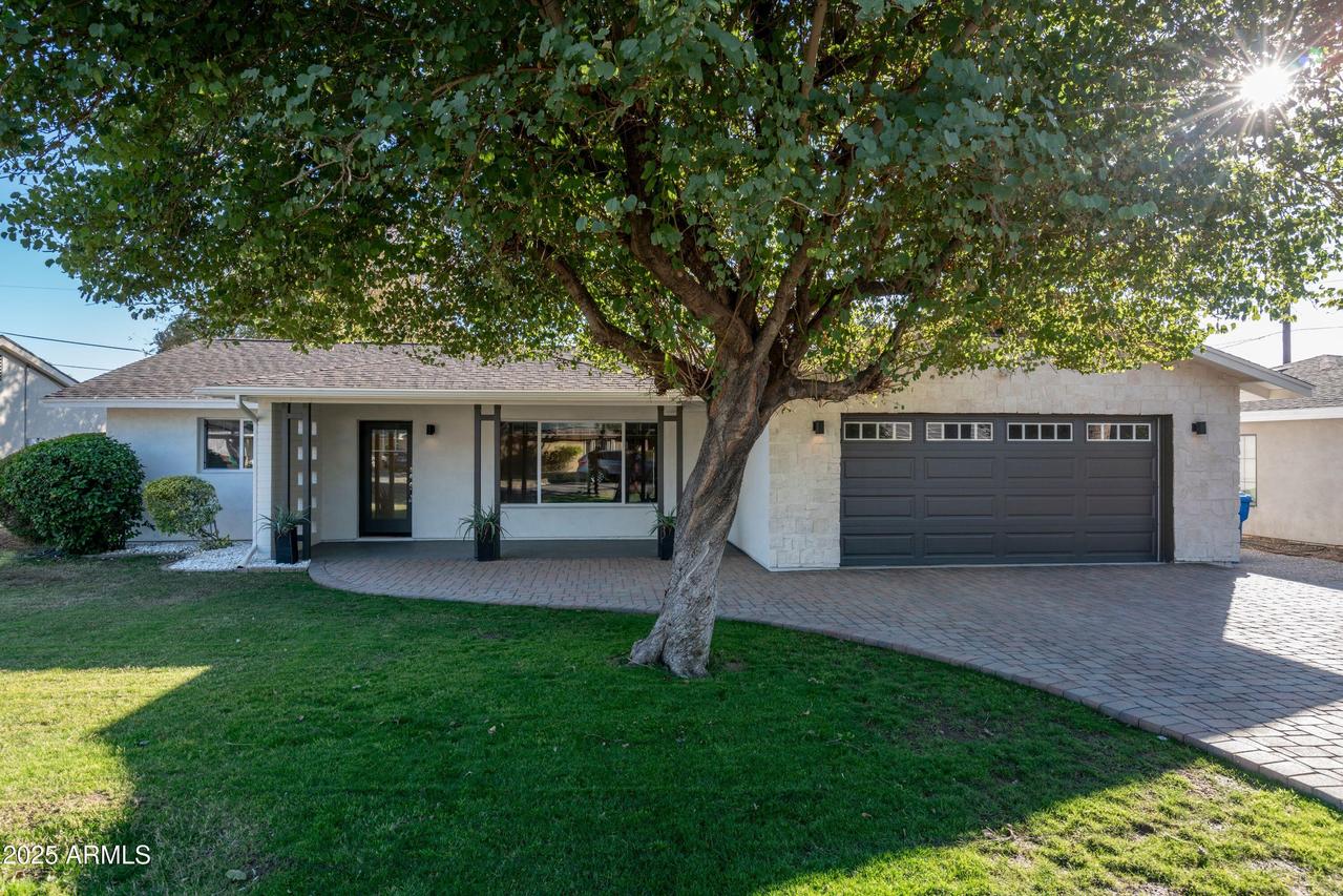 1009 E Tuckey Ln., Phoenix, AZ 85014