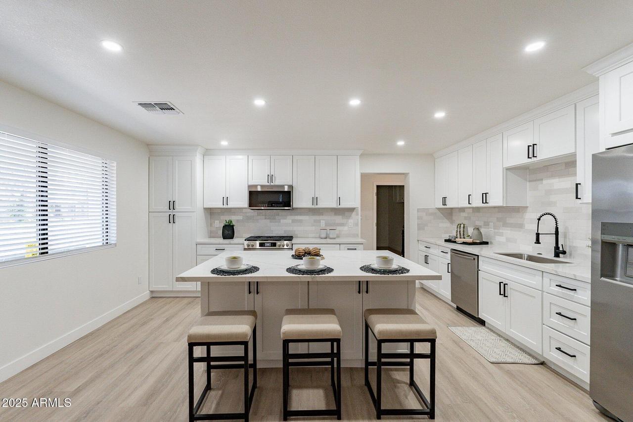 2328 E Laurel Ln., Phoenix, AZ 85028