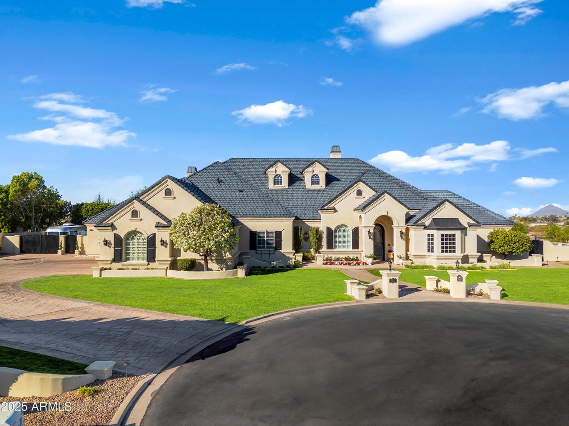 1233 E Salado Cir., Mesa, AZ 85203