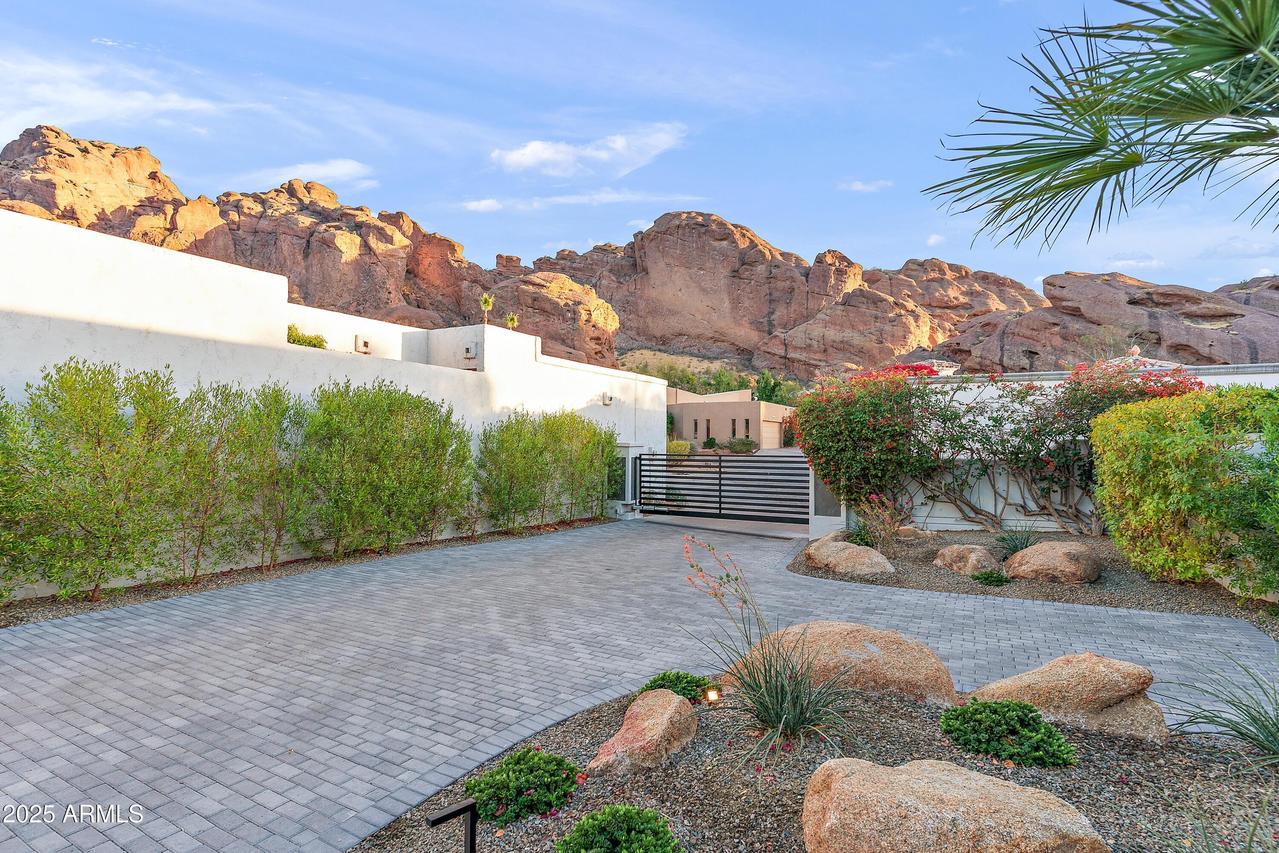 5724 N Echo Canyon Dr., Phoenix, AZ 85018