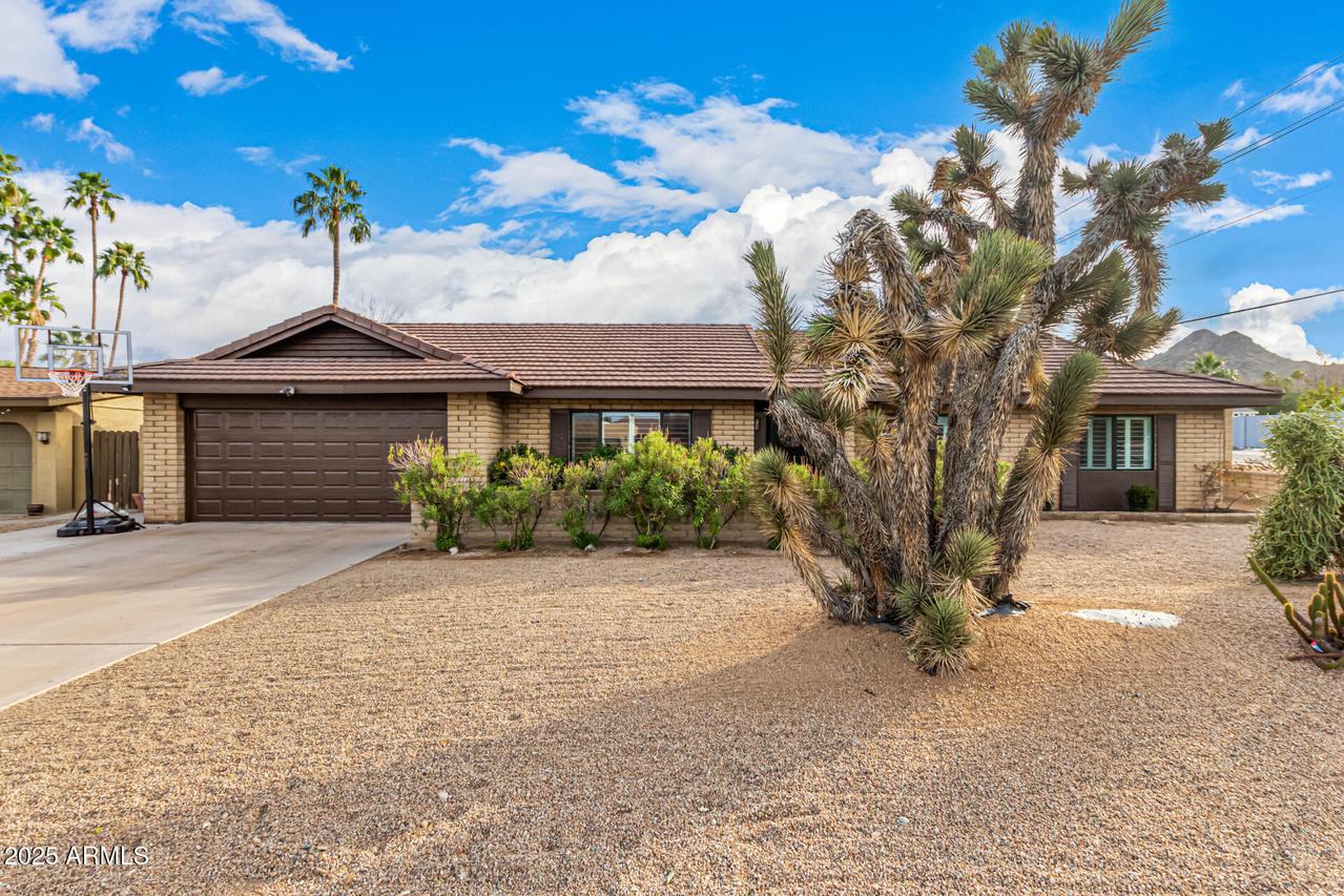 2401 E Christy Dr., Phoenix, AZ 85028