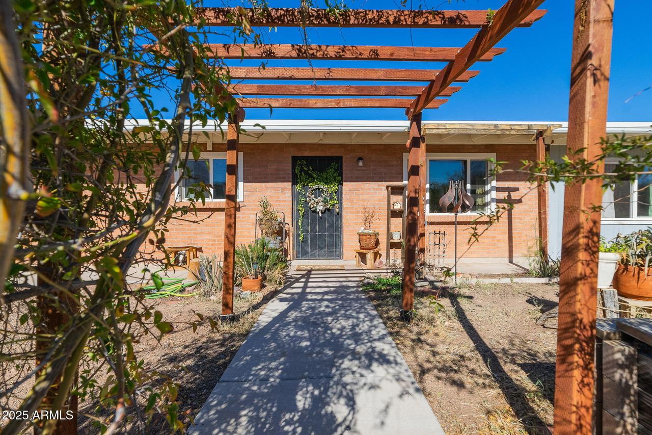 417 W Sunset Dr., Mammoth, AZ 85618